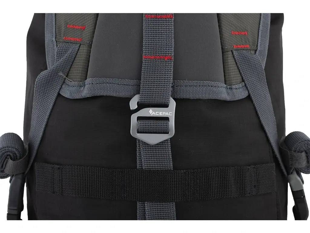 461-33_saddle-harness-grey-drybag-black-hook-detail.webp